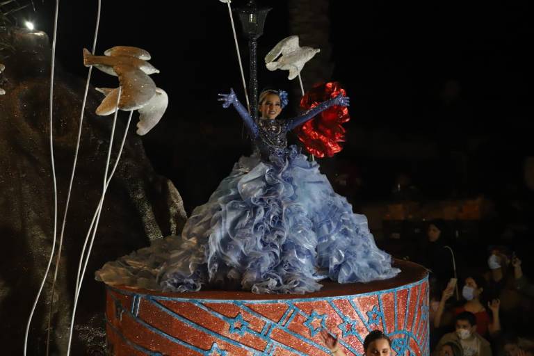 Mazatlecos y visitantes gozan del primer desfile de Carnaval 2022