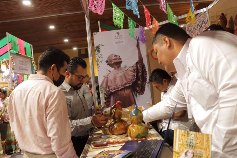 El Rosario, Pueblo Mágico, lleva hasta Oaxaca el arte del pirograbado en bule