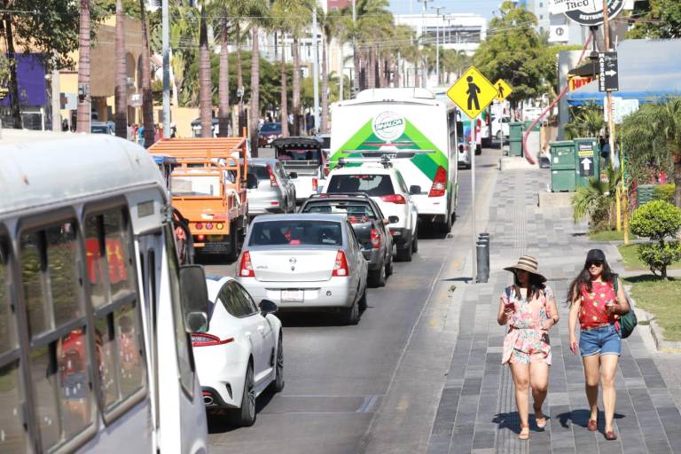 Habilitan circulación en doble sentido en la Camarón Sábalo, en Mazatlán