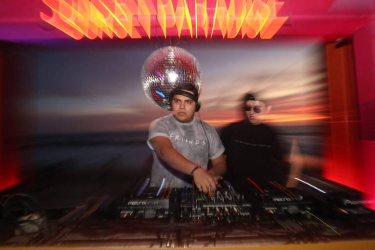 Disfrutan música y playa en el Sunset Paradise 2022