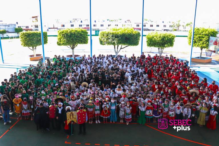 Gritan ¡Viva México! en el Colegio Sebec