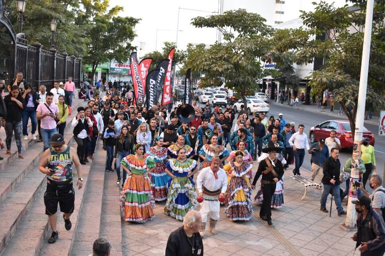 Callejoneada previa a Maratón llena de alegría al Centro de Culiacán