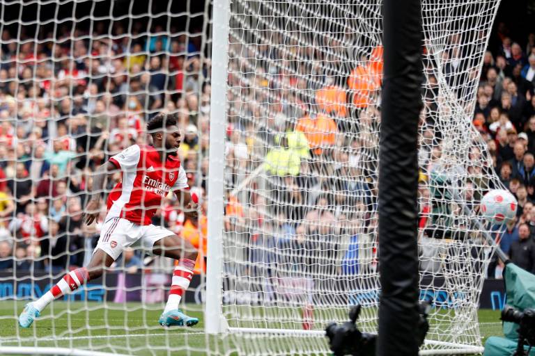 Arsenal exhibe al Manchester United y regresa a puestos de Champions League