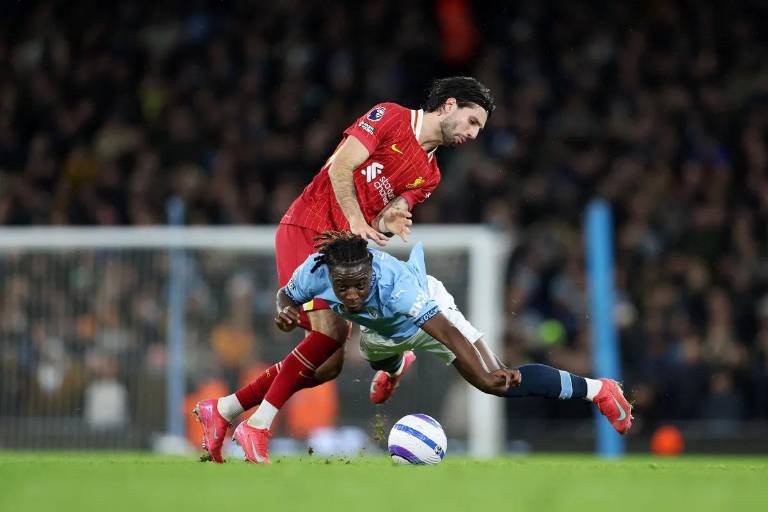 Liverpool refuerza su liderato con contundente victoria sobre el Manchester City en el Etihad
