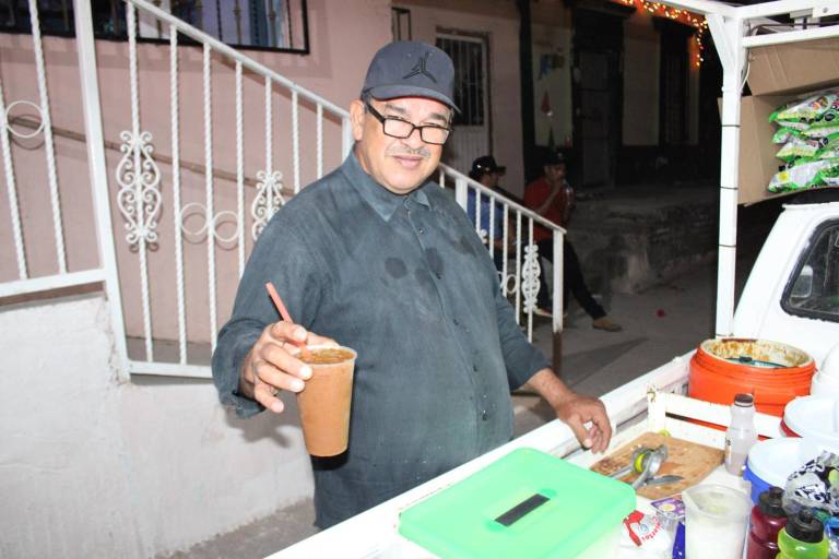 César Armando, ‘El hermano’, una vida vendiendo tejuinos y elotes en poblados de Rosario