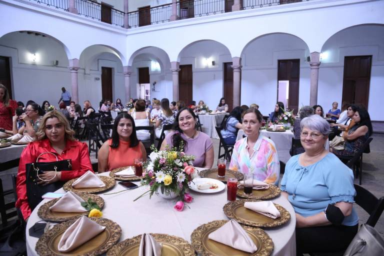 Felicitan a las mamás del Isic