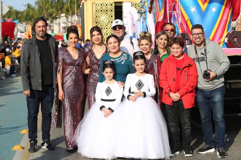 Mazatlecos y turistas disfrutan del primer desfile del Carnaval