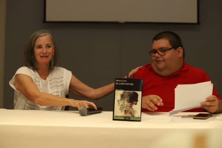 Mónica Lavín presentó ante mazatlecos su libro ‘El lado salvaje’