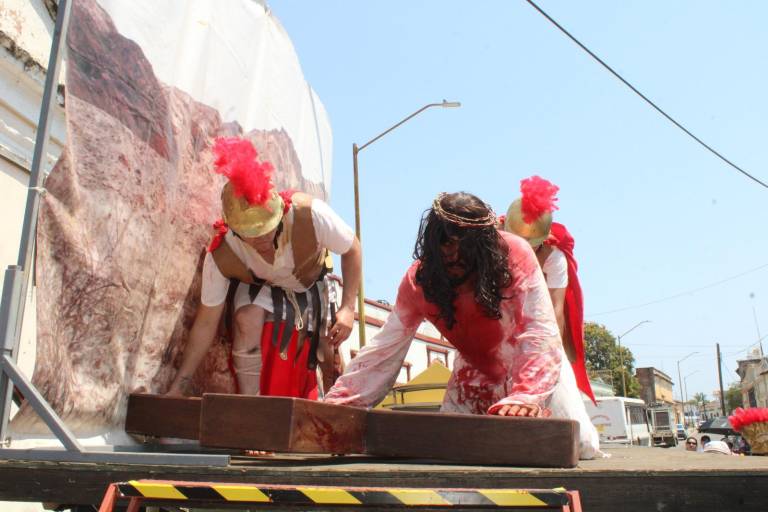 Reviven la pasión de Cristo en el ya tradicional Viacrucis viviente, en El Rosario