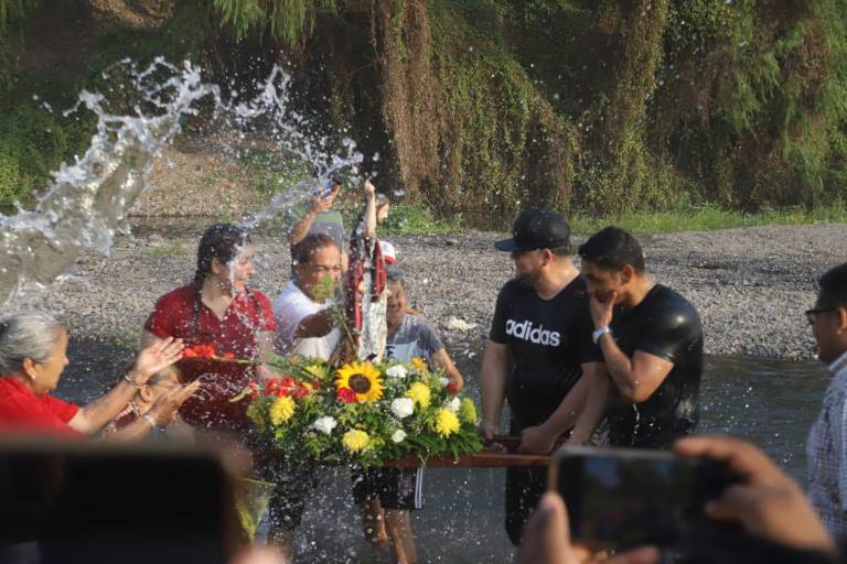Bañan a San Juan en las aguas del Río Presidio; le piden lluvias