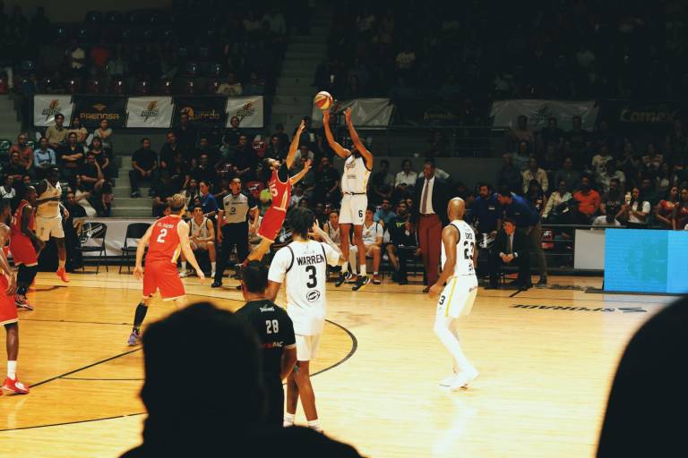 Venados Basketball logra la hazaña al quitarle el invicto a Rayos en Hermosillo