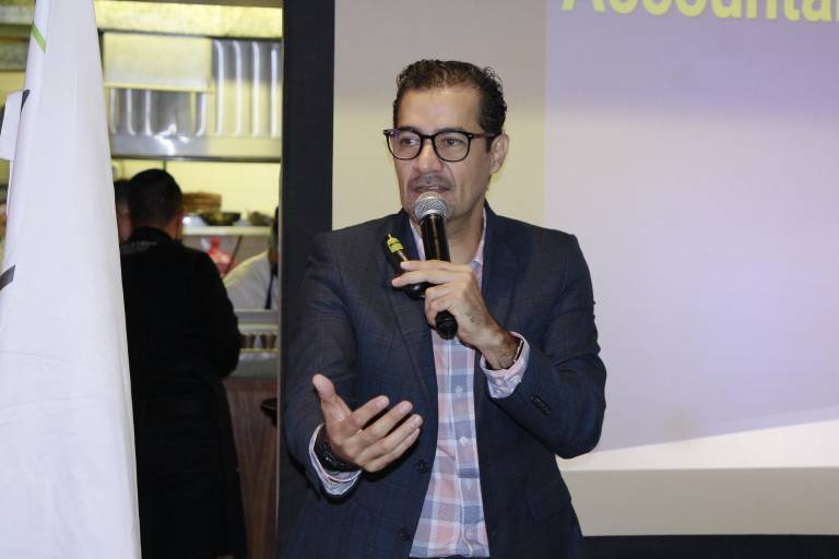 Sael Barraza imparte la charla ‘Líderes en ascenso’ para AMMJE capítulo Culiacán