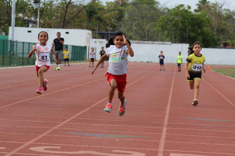 Brillan atletas en la pista al bajar el telón del Serial de Atletismo Imdem