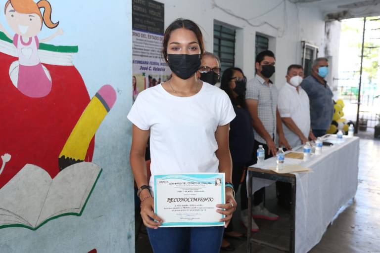 Le dicen adiós a la secundaria alumnos de la Escuela Nocturna José C.Valadés