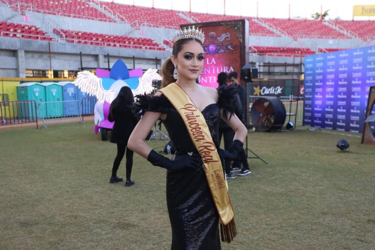 Scarleth I, Reina Infantil del Carnaval de Mazatlán 2022, recibe su corona