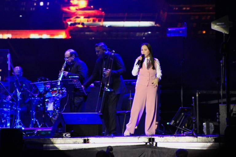 Conquista Ana Gabriel a los sinaloenses con su música