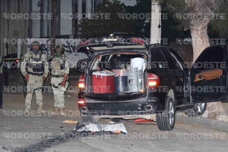 La camioneta del vendedor de hot dogs terminó impactada contra un árbol, a una cuadra del sitio donde fue atacado a balazos.