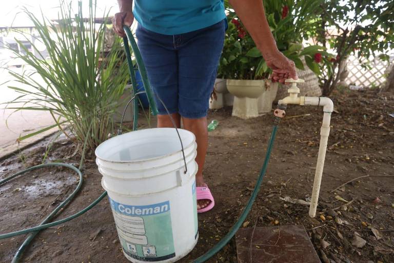Desde la madrugada, vecinos de la Colonia Libertad de Expresión se levantan a llenar las cubetas