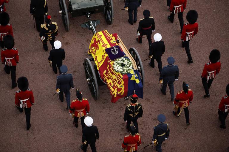 El ataúd de la Reina Isabel II es llevado en procesión a Westminster Hall