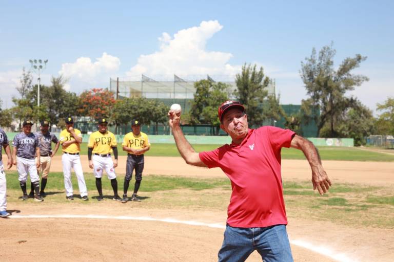 Cantan playball en Liga de Beisbol de 35 Años, en Club Muralla
