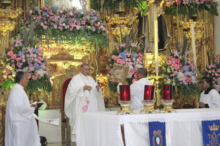 Llama Obispo a encomendarse a las súplicas de la Virgen del Rosario