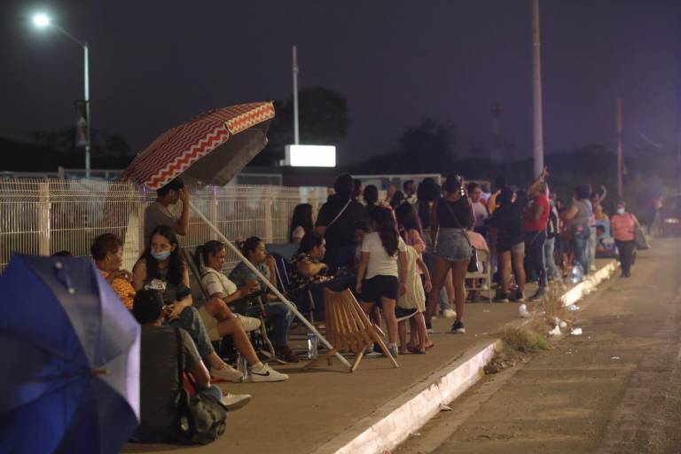 Fanáticos hacen largas filas para boletos del concierto de Kimberly Loaiza y Juan de Dios Pantoja
