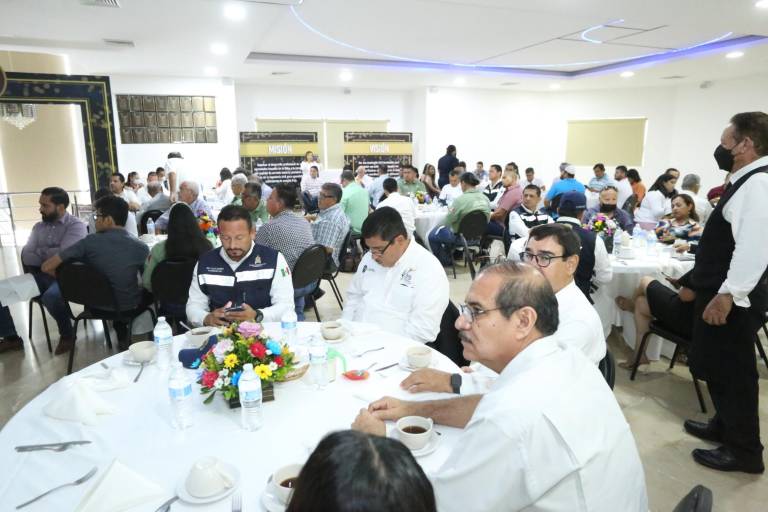 Celebran con un desayuno su día los ingenieros de Mazatlán