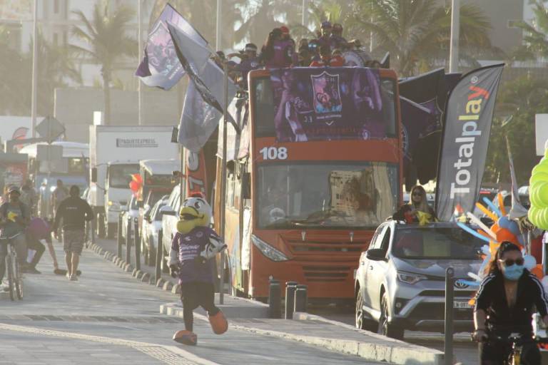 La Caravana Cañonera inunda de morado el Malecón de Mazatlán