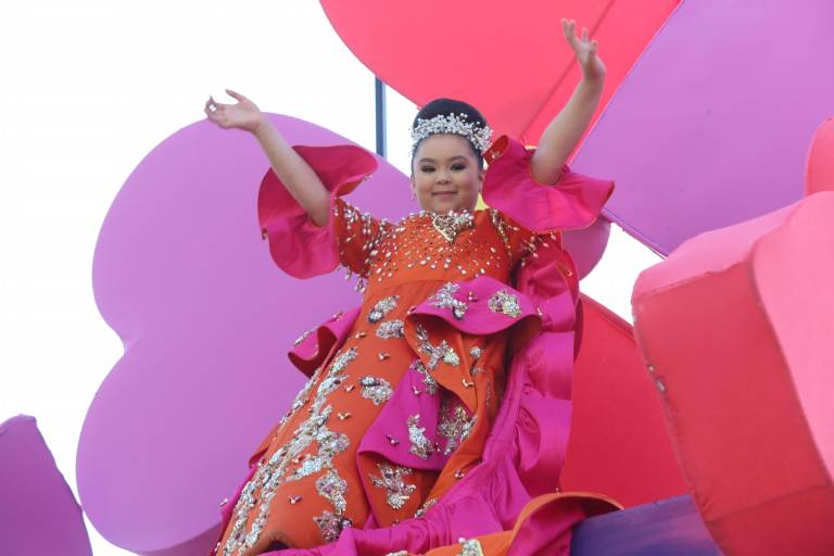 Mazatlecos y turistas disfrutan del primer desfile del Carnaval