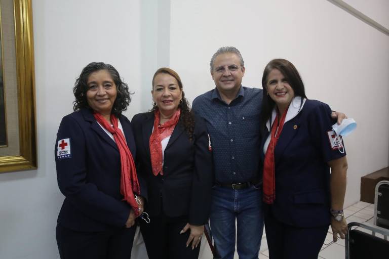 Recibe Cristina Rosano González la Constancia de Perseverancia por 60 años de servicio altruista