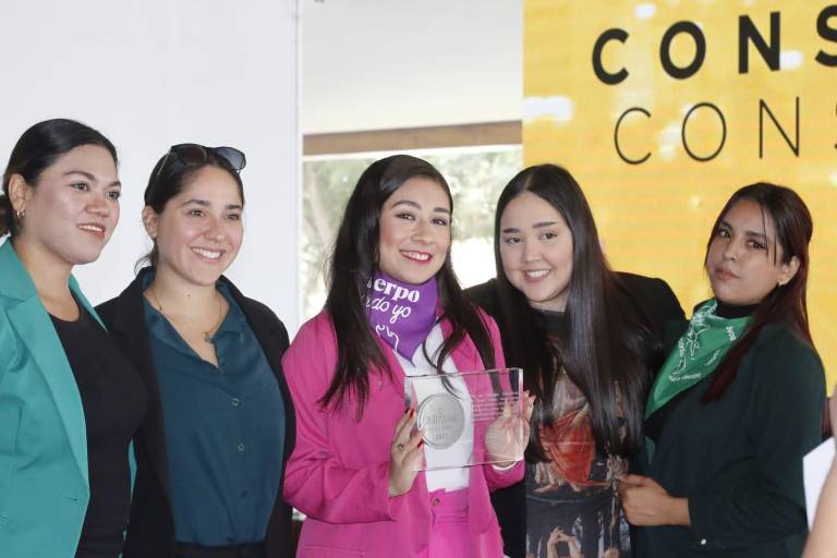 Reciben ‘Perlas del Pacífico’ premio a Ciudadano del Año