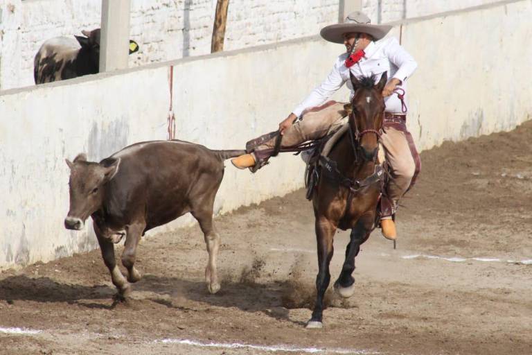 Llenan de tradición el Lienzo Charro de Mazatlán