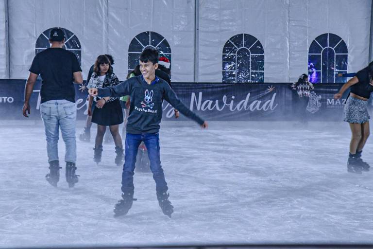 Disfrutan de la Pista de Hielo gratuita de la Villa Navideña de Mazatlán