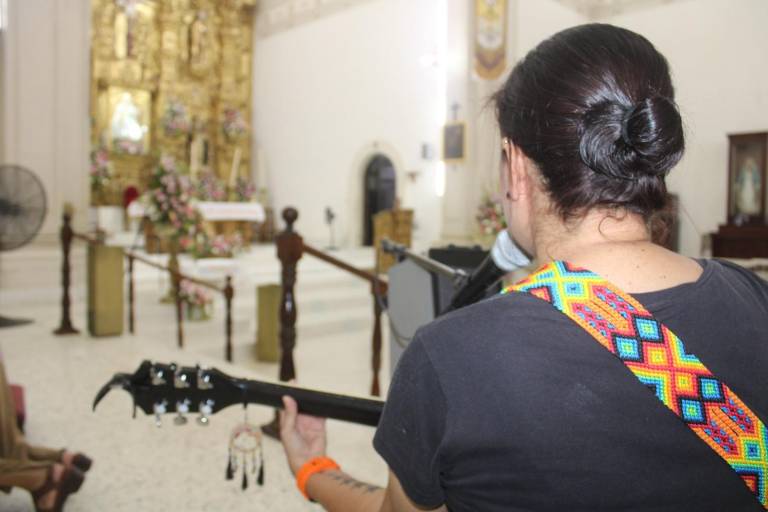Martha en su canto y su guitarra ha encontrado un oficio dedicado a Dios y a la Virgen del Rosario