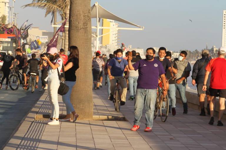 La Caravana Cañonera inunda de morado el Malecón de Mazatlán