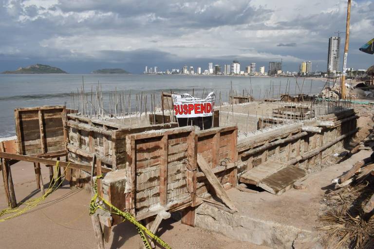 Denunciará Alcalde ante Semarnat obra de cimentación de palapa en Mazatlán