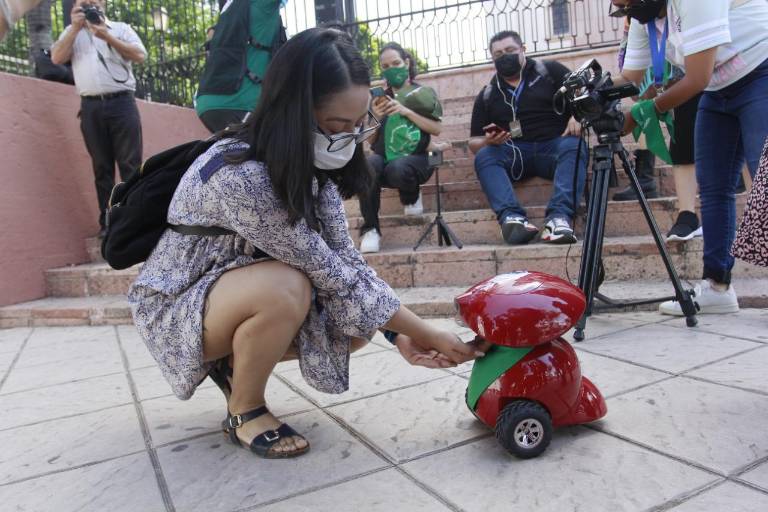 A través de robot, en Culiacán dan información sobre aborto seguro