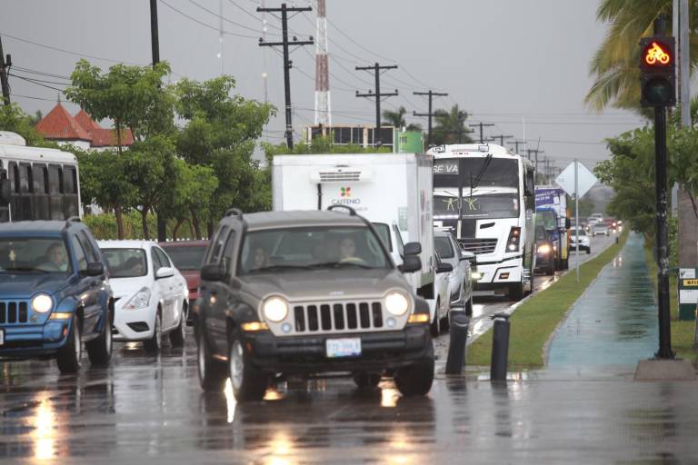 Camiones urbanos trabajan con normalidad pese a lluvias en Mazatlán