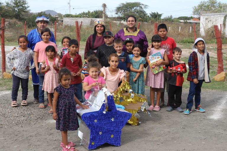 Llevan alegría a niños los ‘Reyes Magos’ de Noroeste