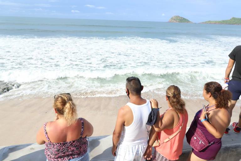 Piden a bañistas atender indicaciones de salvavidas ante presencia de cocodrilo en Mazatlán
