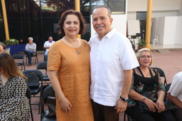 Disfrutan la obra fotográfica y el poemario ‘Silencio gregario’ de Mario Medina