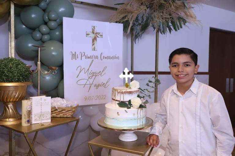 Miguel Hazel Ramos celebra su primera comunión