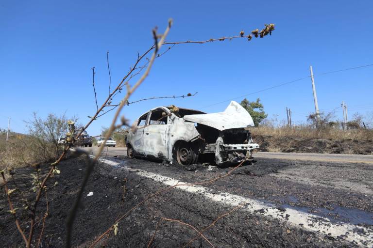 Se incendia vehículo en la libre, antes de llegar a El Zapote; dos jóvenes logran salir ilesas