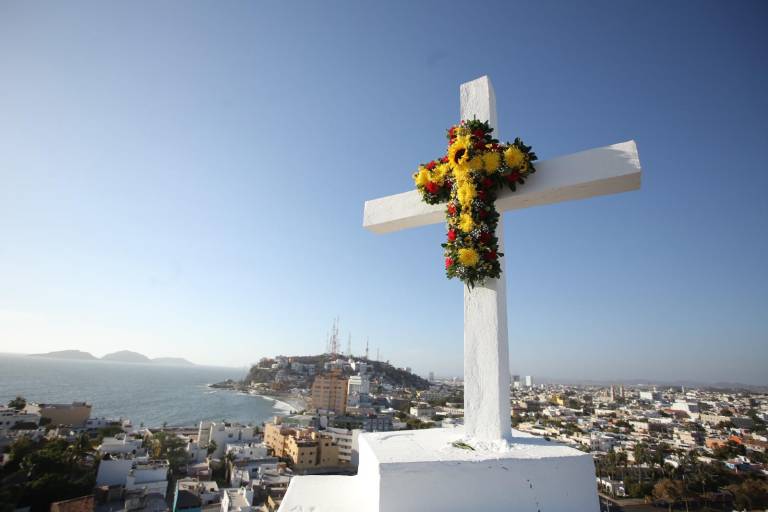Colocan vecinos ofrenda floral en el Cerro de la Cruz