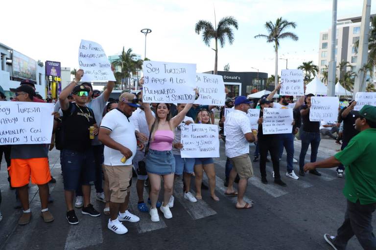 Pese a acuerdo de suspensión de detención de unidades, continúa bloqueo de aurigueros y pulmoneros
