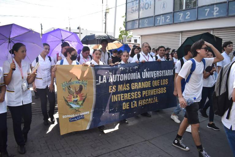 Marchan estudiantes de la UAS en defensa de la autonomía universitaria en Culiacán