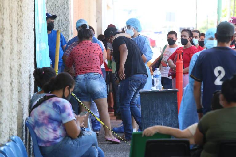 Al IMSS Mazatlán pacientes Covid-19 llegan en mal estado y hasta con el tanque de oxígeno