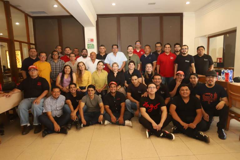 Colaboradores de Noroeste son consentidos en su día
