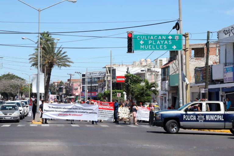 Protestan comerciantes contra carril preferencial en Mazatlán; bloquean avenidas