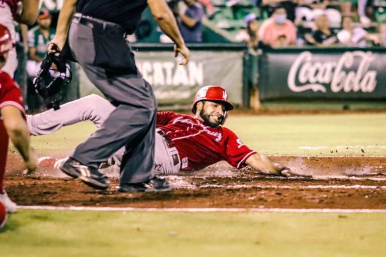Jugadores de Venados de Mazatlán lucen en el arranque del beisbol de verano
